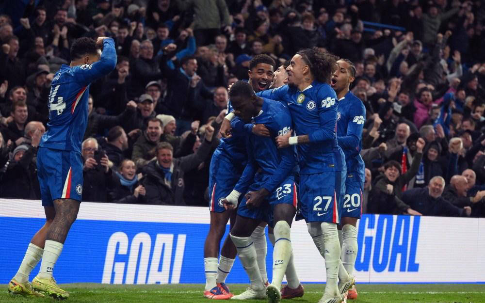 雪花飘飘北风萧萧，记者：世界杯抽签仪式场外下着大雪（大雪纷飞北风呼啸，世界杯抽签仪式场外寒风凛冽）