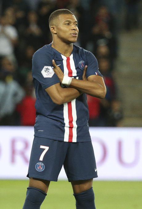 理查兹：英超最佳门将我会选阿利松，拉亚无疑正朝着最佳迈进（理查兹：英超第一门将我选阿利松，拉亚无疑正向巅峰迈进）