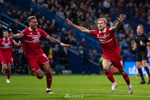 欧联2-1，54岁埃梅里率队2连胜，26岁荷兰悍将梅开二度（欧联2-1！54岁埃梅里率队豪取两连胜，26岁荷兰悍将独中两元）