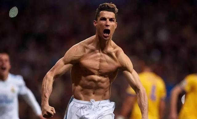 梅婷一家四口前往伯纳乌观战皇马vs尤文，女儿表示看完有点困（梅婷携家人四口现身伯纳乌观皇马对尤文，女儿笑称赛后有点困）