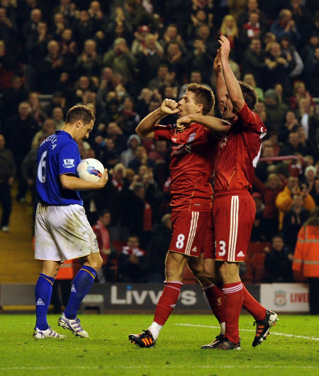 男子用手套自制钓鱼手势浮漂，看到“OK”就表示鱼已咬钩浮漂（手套改造钓鱼手势漂，“OK”一现即中鱼）