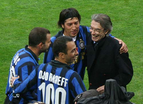 解锁体验卡，英乙比赛中裁判受伤，一球迷走下看台参与执法（英乙赛场上演现实版体验卡：主裁伤退，球迷下看台临时执法）