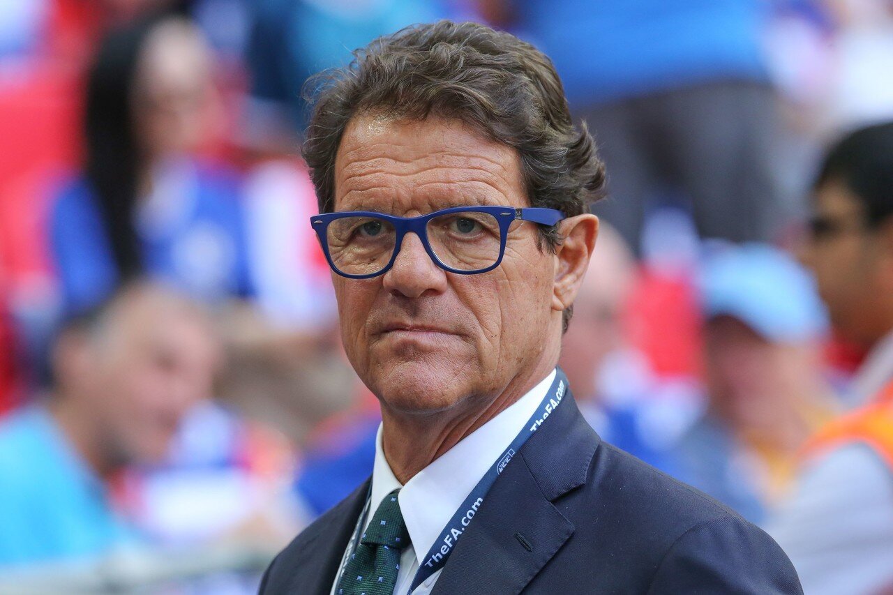 套娃，久保建英坐在涩谷的大久保建英像下握着一个小久保建英（涩谷套娃名场面：久保建英在自己巨像下手持迷你版自己）